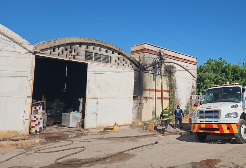 Se registra fuerte incendio en bodega a espaldas de plaza Ley del Valle